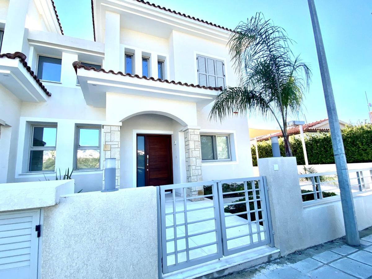 Coral Bay Beach Villa Paphos 外观 照片
