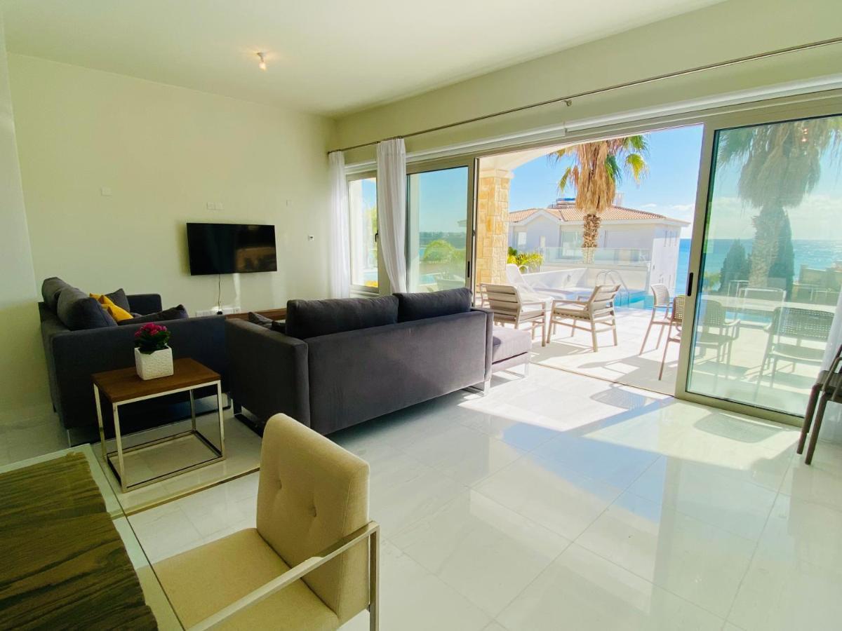 Coral Bay Beach Villa Paphos 外观 照片